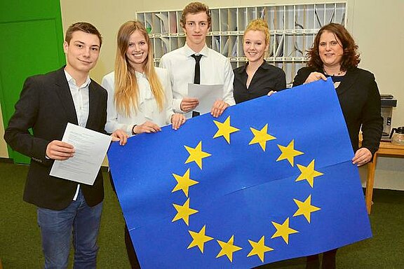 Qualifiziert-fuer-Regionalausscheidung-des-Europaeischen-Jugendparlaments-Schueler-proben-die-grosse-Politik_image_630_420f_wn.jpg 